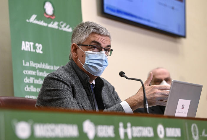 Silvio Brusaferro: "Possibile reinfettarsi con Omicron". Rezza: "Fase nuova, ma numeri alti"