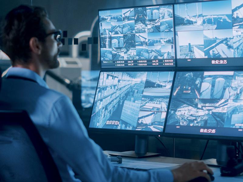 ai, operatore davanti ai sistemi di videosorveglianza