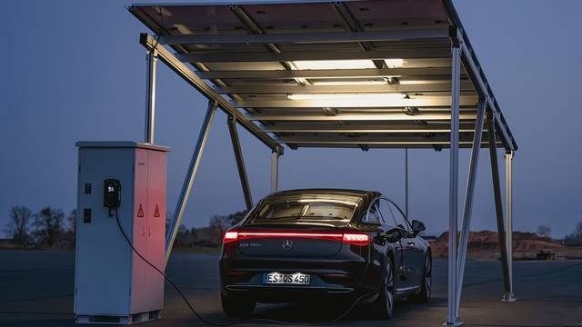 parcheggio con colonnina fotovoltaica