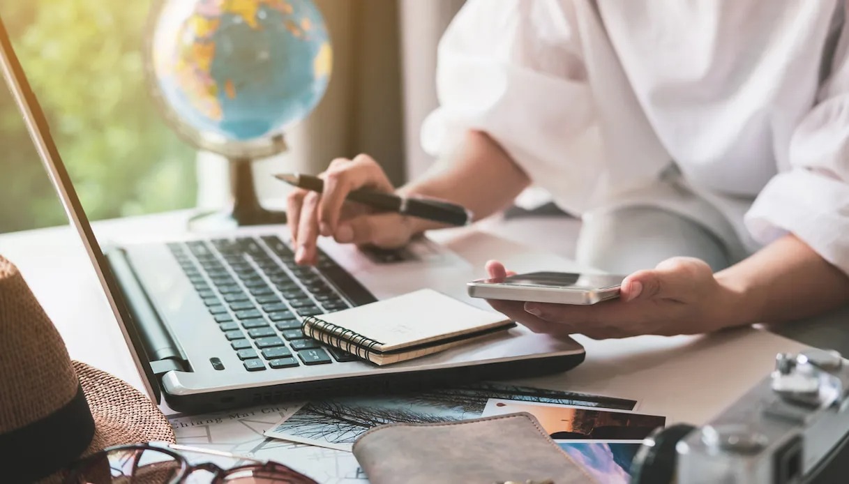 Come prenotare le vacanze con AI e risparmiare? Ecco i migliori siti e app per farlo 1