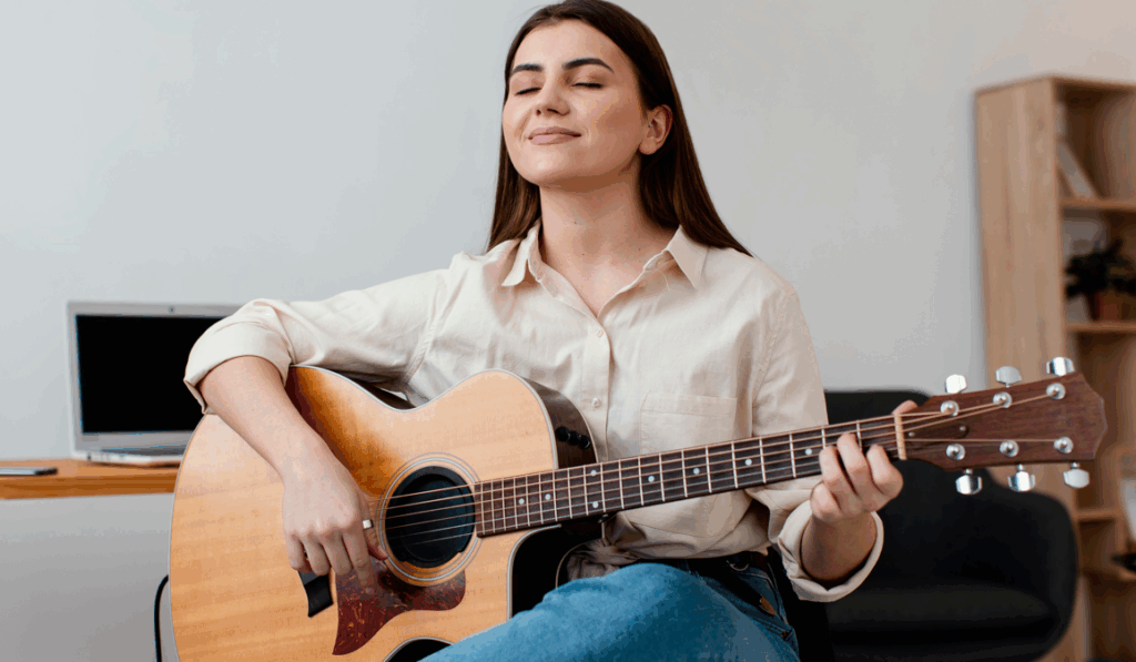 Una donna suona uno strumento musicale.