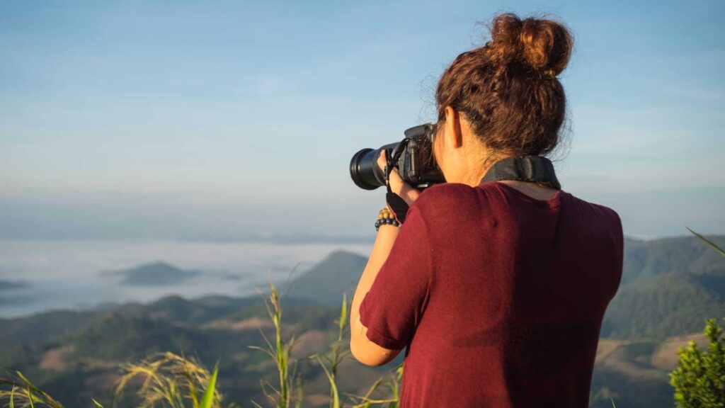 Una ragazza scatta foto del suo viaggio.