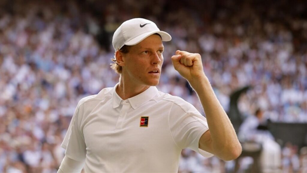 Sinner mentre gioca in campo.