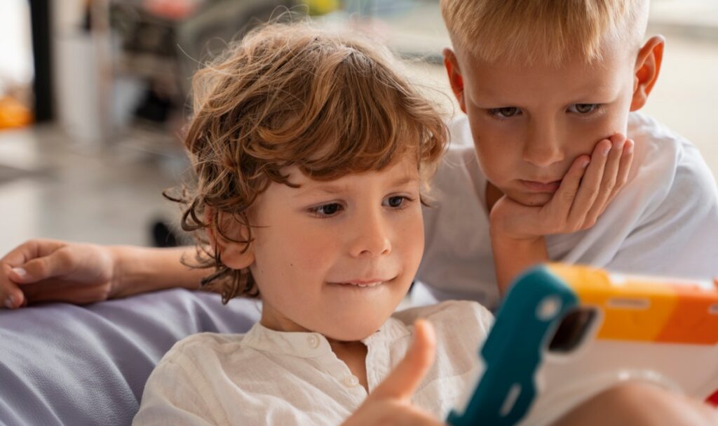 È importante limitare l’esposizione digitale dei figli.