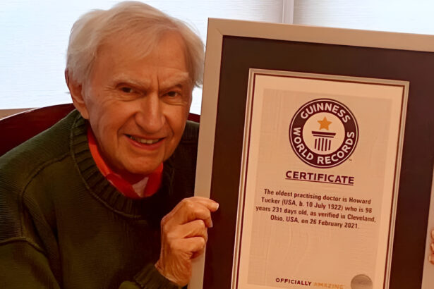 Howard Tucker a 102 anni è il medico più longevo al mondo: qual è il segreto? 18