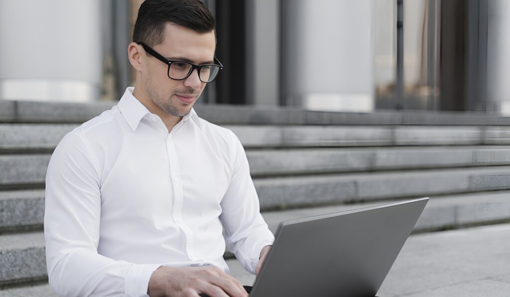 L'AI rivoluziona il mondo del lavoro: quali saranno le 3 figure più richieste in futuro? 3 IA