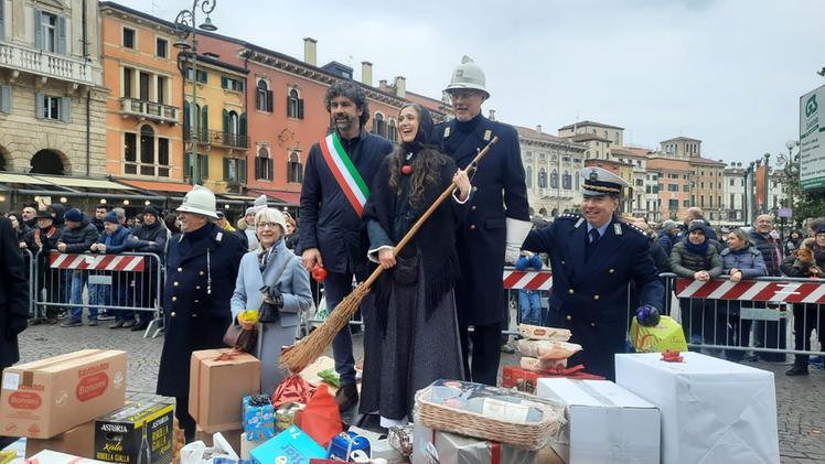 Cos'è la "Befana del Vigile Urbano": l'iniziativa fra tradizione e solidarietà 3