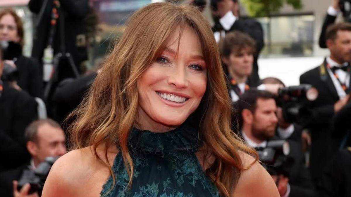 Carla Bruni ha terminato la terapia per il cancro al seno: "Grata alla scienza" 1