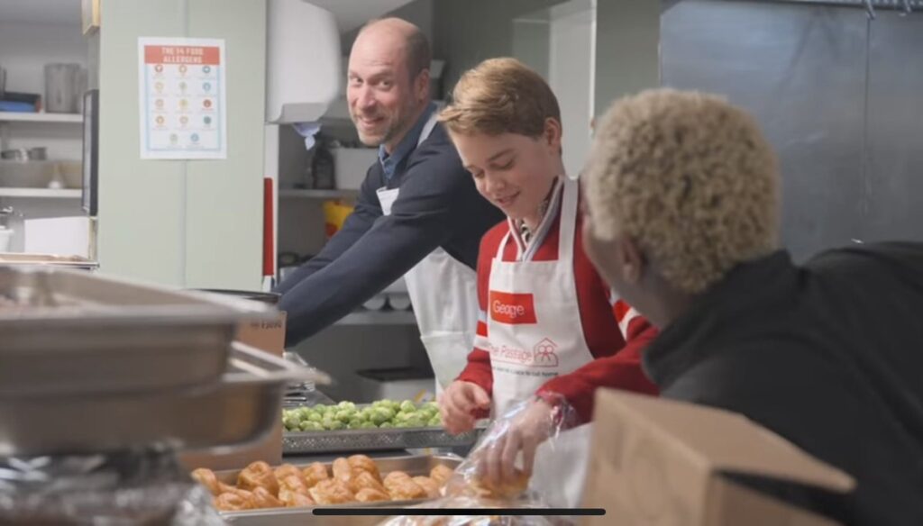 Il principe George sulle orme di Lady D: prepara il pranzo di Natale ai senzatetto 3